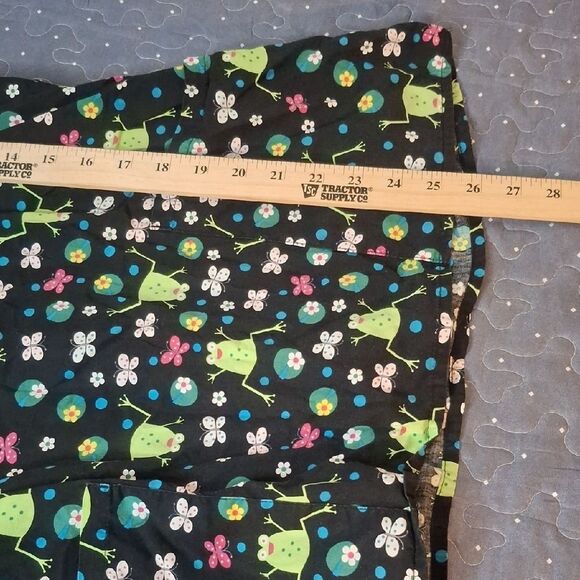 Zoe + Chloe Frog Print Black Scrub top size medium - Picture 7 of 7